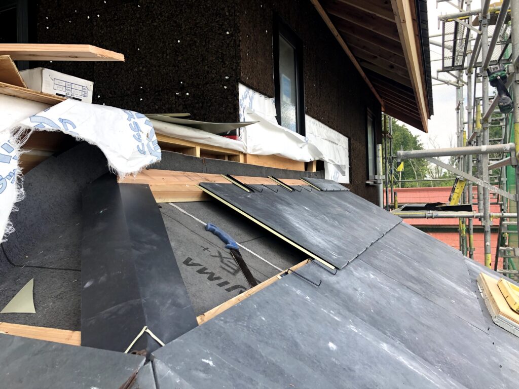 【栗原市 C様邸 新築工事】大工工事:コルク/石屋根
