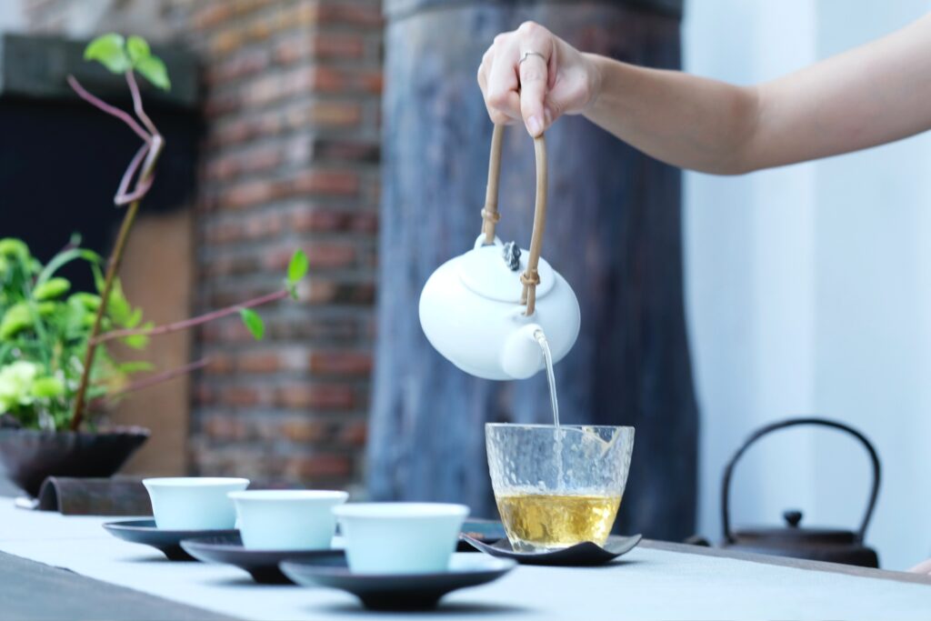 ほうじ茶や麦茶にカフェインは入っているの？リラックス効果の理由は？